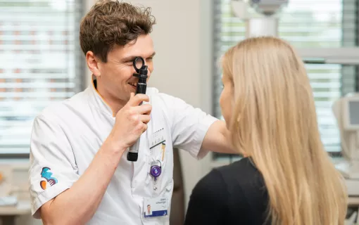 Oogarts Ruben bij de Helene Schweitzer kliniek. Onze oogartsen helpen je bij verschillende oogaandoeningen, zoals staar of glaucoom.