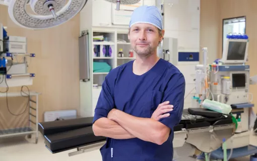Orthopeed Erik Mandel bij de Helene Schweitzer kliniek. Artrose komt veel voor en kan klachten veroorzaken. Ontdek welke behandelingen zonder operatie mogelijk zijn bij de Helene Schweitzer kliniek.