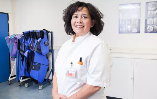Verpleegkundig specialist bij het pijnbehandelcentrum Tanja Hamm-Faber. Bij het pijnbehandelcentrum van het Albert Schweitzer ziekenhuis doen we wetenschappelijk onderzoek naar pijn.