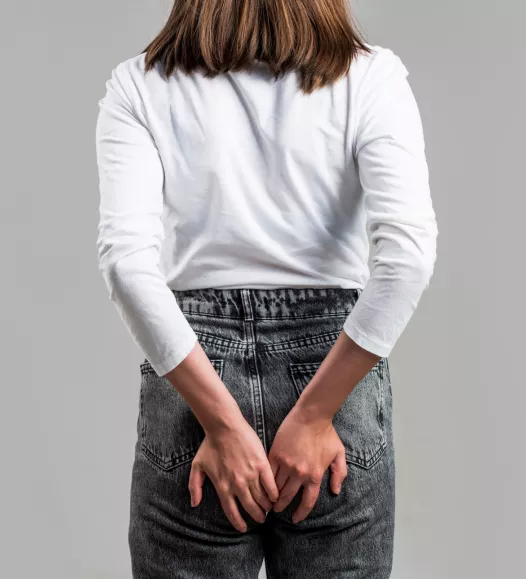Vrouw met anusklachten - snel te behandelen bij de Helene Schweitzer kliniek.