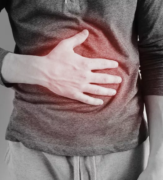 Man met pijn in buik. Te behandelen bij de Helene Schweitzer kliniek. Galstenen, liesbreuk, darmonderzoek.