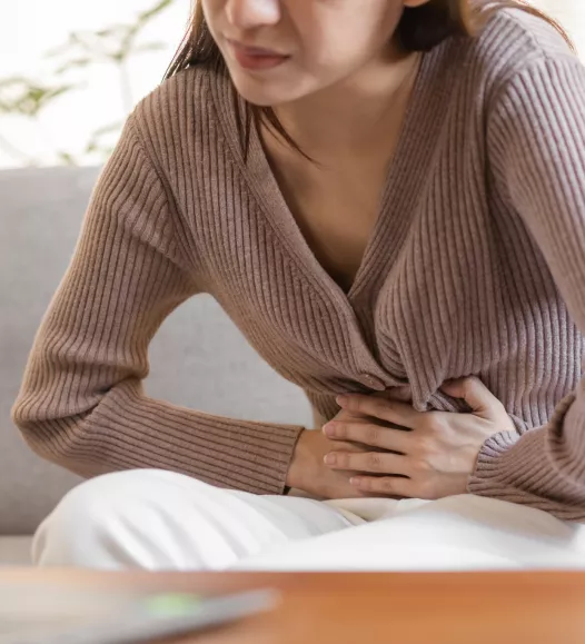 Vrouw met menstruatieklachten. Behandelingen zijn mogelijk bij de Helene Schweitzer kliniek.