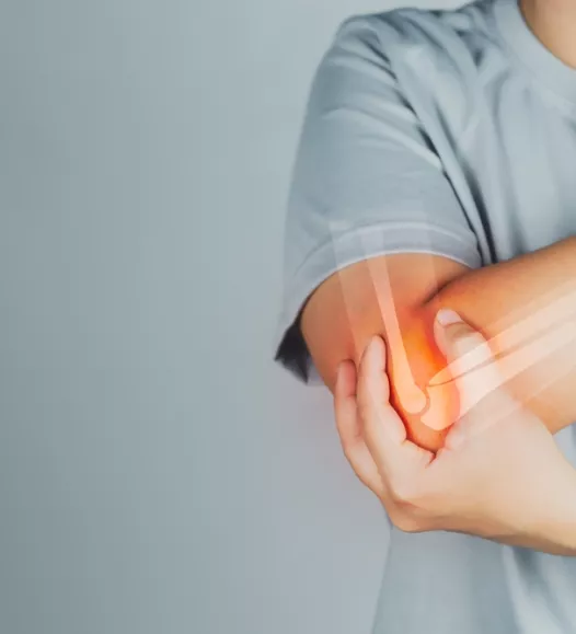 Man met elleboog pijn. Behandelbaar bij de Helene Schweitzer kliniek.