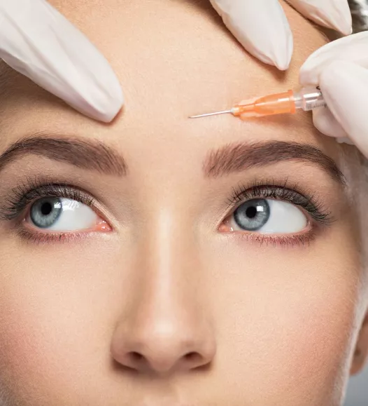 Vrouw krijgt botox injectie tegen rimpels in de huid. In te plannen bij de Helene Schweitzer kliniek.