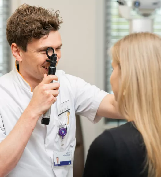 Oogarts Ruben bij de Helene Schweitzer kliniek. Onze oogartsen helpen je bij verschillende oogaandoeningen, zoals staar of glaucoom.