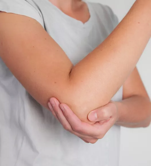 Persoon met tenniselleboog - te behandelen bij de Helene Schweitzer kliniek.