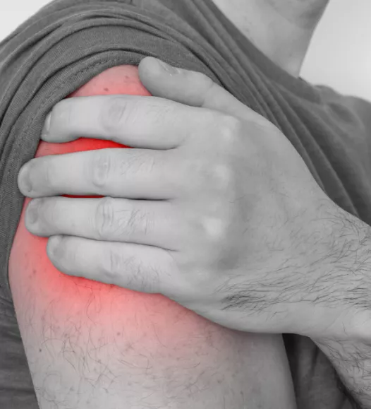 Man met schouderklachten - peesontsteking, slijtage, scheuring van de pezen. Behandelbaar bij de Helene Schweitzer kliniek.