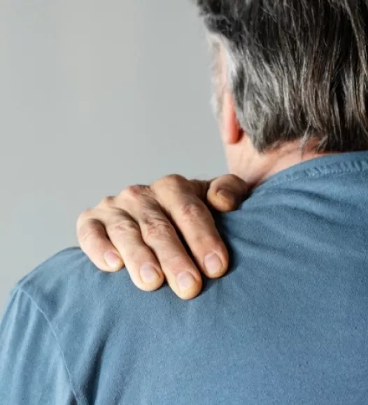 Oudere man met versleten schouder (artrose) - pijnlijk, minder goed bewegen. Behandelbaar bij Helene Schweitzer kliniek.