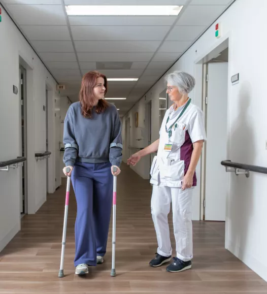 Vrouw met verpleegkundige in de Helene Schweitzer kliniek. Goed kunnen bewegen is belangrijk. Bekijk orthopedie en plastische chirurgie behandelingen.