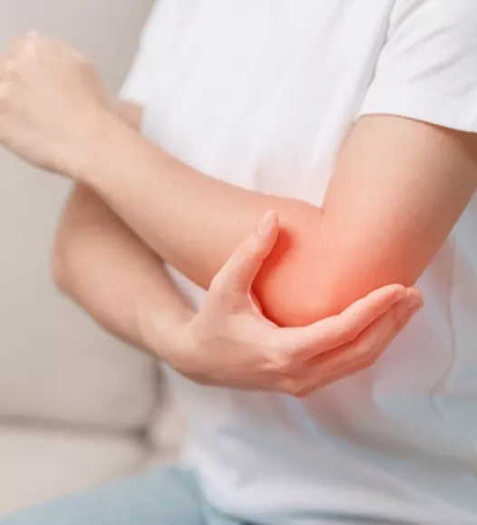 Vrouw met een beknelde elleboogzenuw - behandelbaar bij de Helene Schweitzer kliniek.