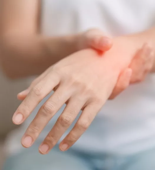 Persoon met versleten draaigewricht pols. Een ulnakopprothese is mogelijk bij de Helene Schweitzer kliniek.
