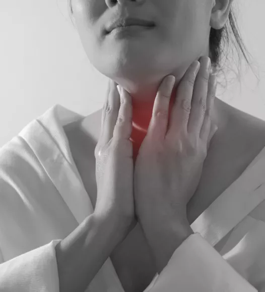 Vrouw met ontstoken keelamandelen. Het verwijderen van keelamandelen bij volwassenen kan snel bij de Helene Schweitzer kliniek.