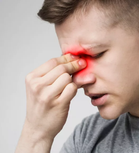Man met neusbijholteontsteking - neusklachten te behandelen bij de Helene Schweitzer kliniek.