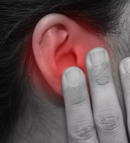 Vrouw met ontstoken externe meatus - behandelbaar door het verwijden van de gehoorgang bij de Helene Schweitzer kliniek.