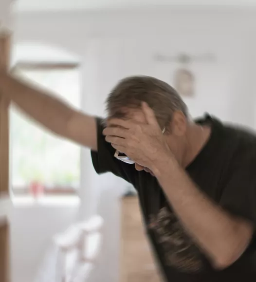 Man met last van duizeligheid - ziekte van Ménière. Behandelbaar bij de Helene Schweitzer kliniek.