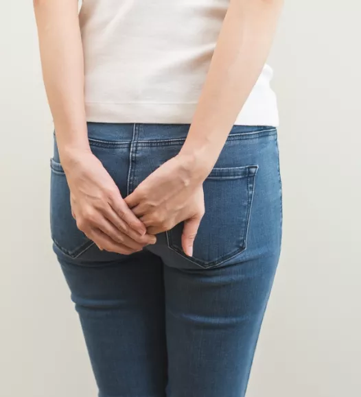 Vrouw met haarnestcyste - te behandelen bij de Helene Schweitzer kliniek.