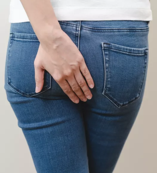 Vrouw met anusklachten. Verzakking van anusslijmvlies of endeldarm is behandelbaar bij de Helene Schweitzer kliniek.