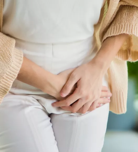 Vrouw met pijn in liesstreek. Een liesbreuk is te behandelen bij de Helene Schweitzer kliniek.