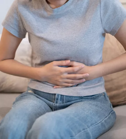 Vrouw met middenrifbreuk, brandend maagzuur, refluxklachten - behandelbaar bij de Helene Schweitzer kliniek.