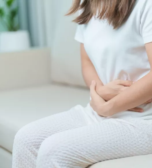 Vrouw met navelbreuk, pijn aan navel. Te behandelen bij de Helene Schweitzer kliniek.