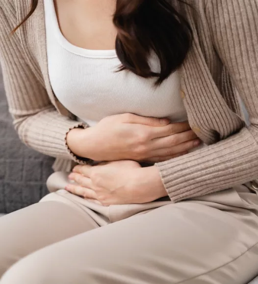 Vrouw met hevig menstrueel bloedverlies. Verwijderen van baarmoederslijmvlies via novasure kan bij de Helene Schweitzer kliniek.