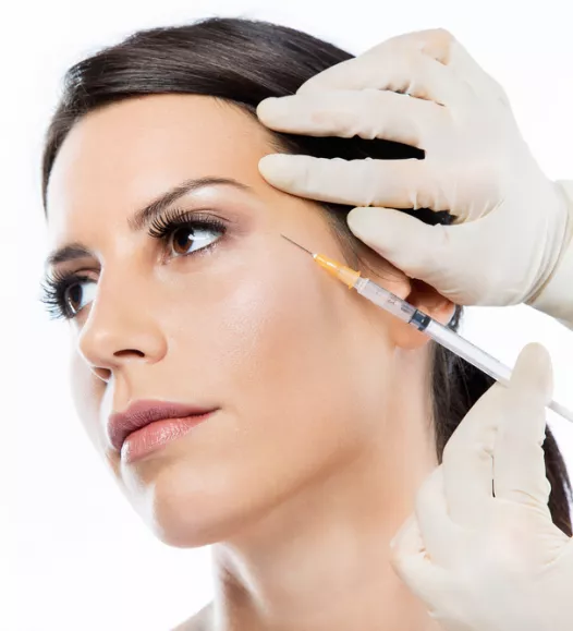 Vrouw laat rimpelbehandeling met fillers zetten. Plan je afspraak bij de Helene Schweitzer kliniek.