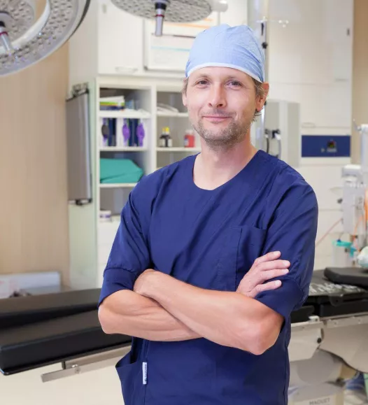 Orthopeed Erik Mandel bij de Helene Schweitzer kliniek. Artrose komt veel voor en kan klachten veroorzaken. Ontdek welke behandelingen zonder operatie mogelijk zijn bij de Helene Schweitzer kliniek.