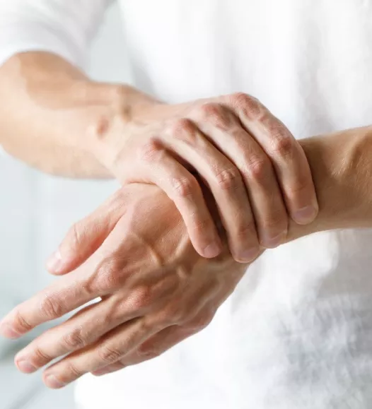 Persoon met hand en pols klachten. Behandelingen zijn mogelijk bij de Helene Schweitzer kliniek.
