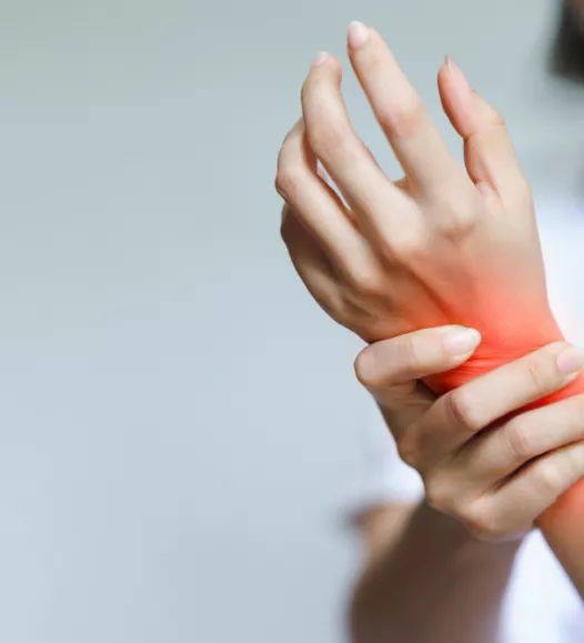Persoon met een gescheurd SL ligament. Herstel is mogelijk bij de Helene Schweitzer kliniek.
