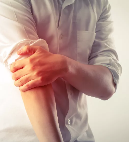 Persoon met golferselleboog - te behandelen bij de Helene Schweitzer kliniek.