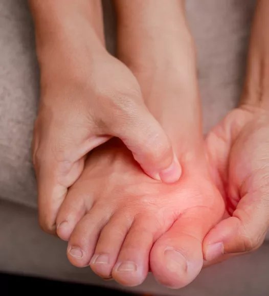 Persoon met hallux rigidus - te behandelen bij de Helene Schweitzer kliniek.