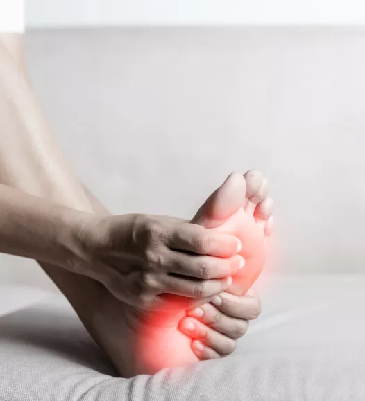 Persoon met zenuwpijn in voeten door diabetes. Diabetische neuropathie is te behandelen bij de Helene Schweitzer kliniek.