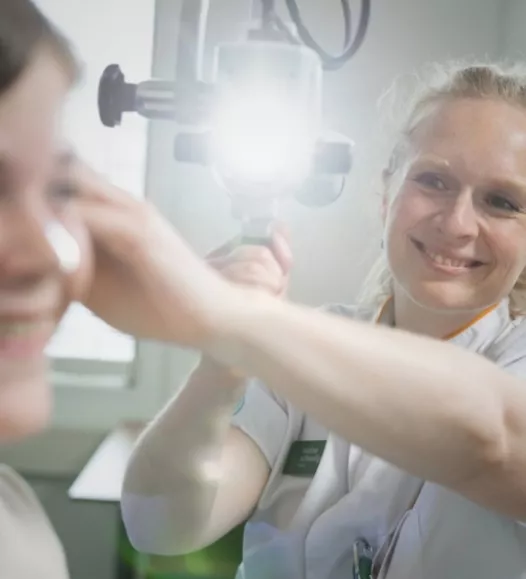 Bij onze afdeling KNO kind helpen we je graag bij buisjes, flaporen, ontstoken amandelen, spraak- en taalproblemen en een te kort tongriempje. Zo geholpen bij de Helene Schweitzer kliniek.