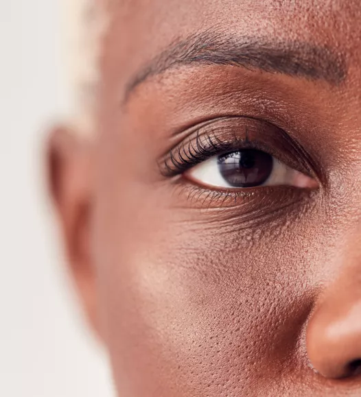 Man kijkt in lens. Behandelingen aan het oog zijn mogelijk in de Helene Schweitzer kliniek. Cataract, glaucoom, maculaproblemen, scheelzien.