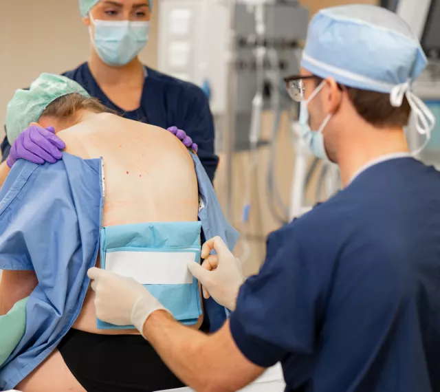 Medewerker Helene Schweitzer kliniek voert spinale anesthesie uit. Bij ons ben je zo geholpen.