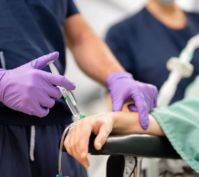 Medewerker Helene Schweitzer kliniek voert sedatie uit. Bij ons ben je zo geholpen.