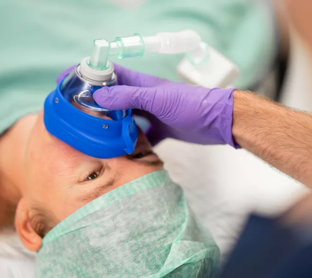 Medewerker Helene Schweitzer kliniek voert algehele anesthesie uit. Bij ons je ben zo geholpen.