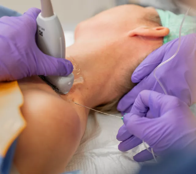 Medewerker Helene Schweitzer kliniek voert plexusanesthesie (zenuwblokkade) uit. Bij ons ben je zo geholpen.