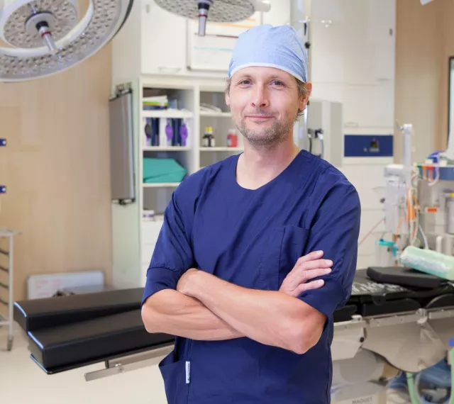 Orthopeed Erik Mandel bij de Helene Schweitzer kliniek. Artrose komt veel voor en kan klachten veroorzaken. Ontdek welke behandelingen zonder operatie mogelijk zijn bij de Helene Schweitzer kliniek.
