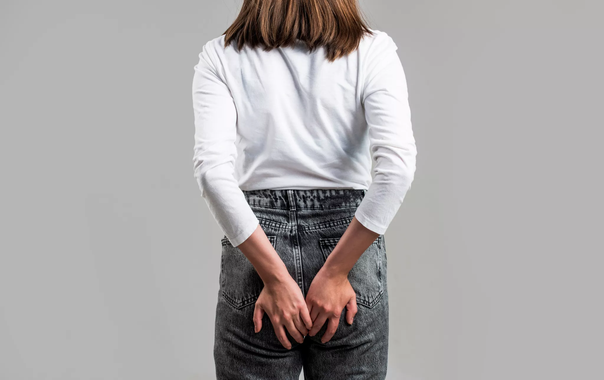 Vrouw met anusklachten - snel te behandelen bij de Helene Schweitzer kliniek.