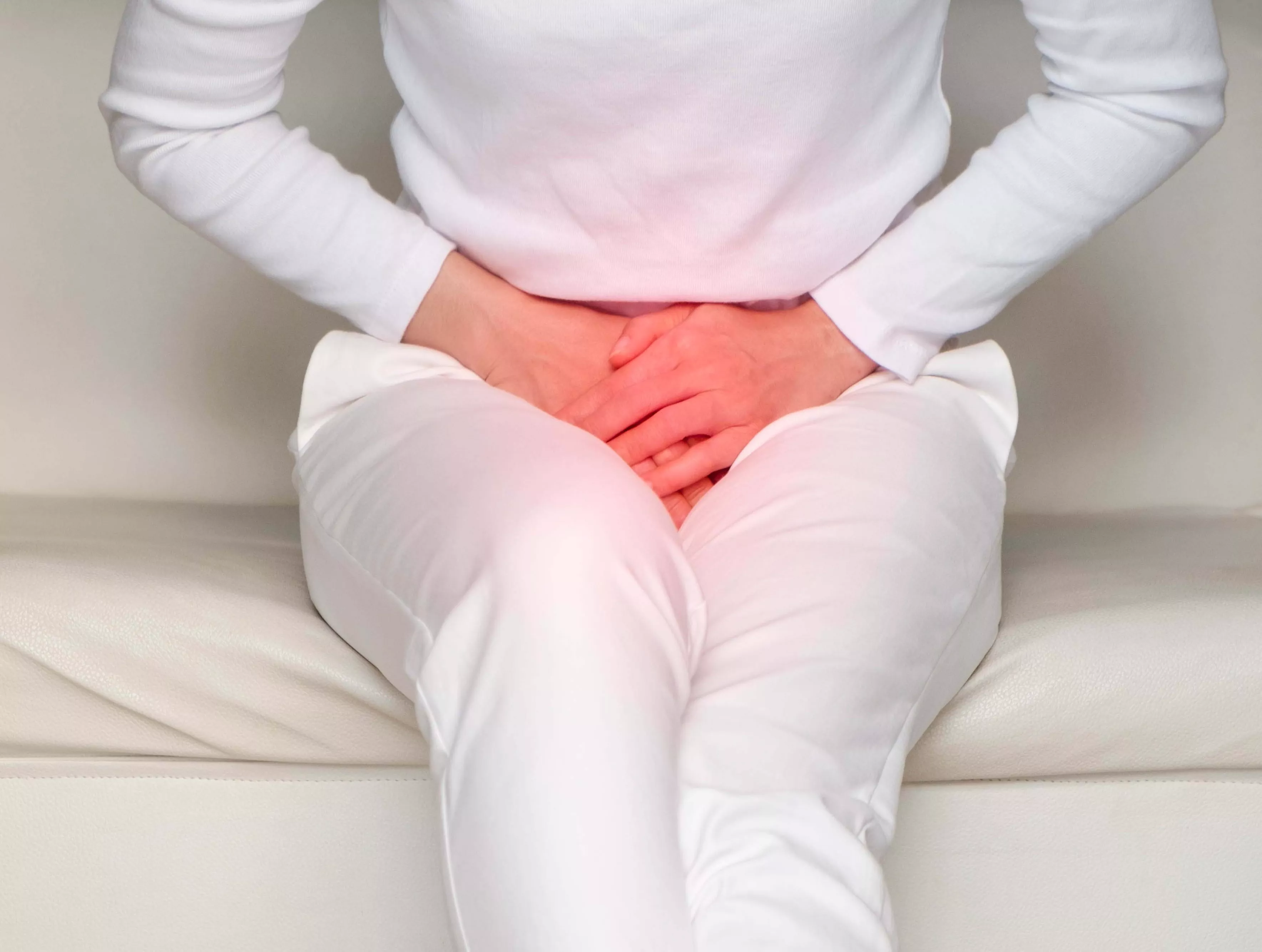 Vrouw met incontinentie. Ongewild urineverlies is te behandelen bij de Helene Schweitzer kliniek.