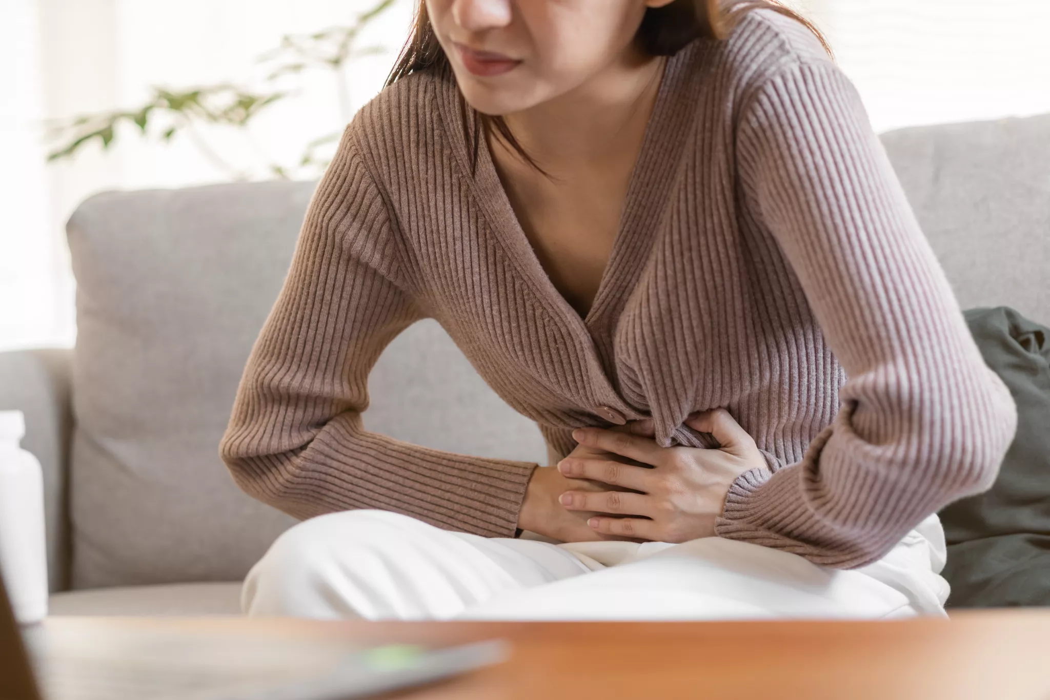 Vrouw met menstruatieklachten. Behandelingen zijn mogelijk bij de Helene Schweitzer kliniek.