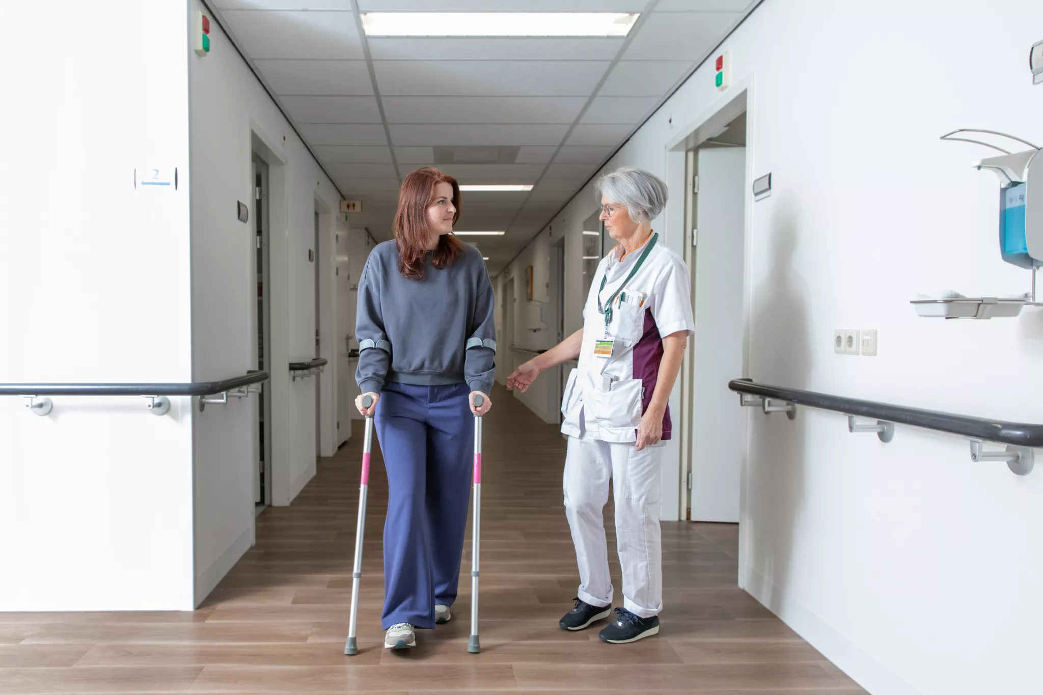 Vrouw met verpleegkundige in de Helene Schweitzer kliniek. Goed kunnen bewegen is belangrijk. Bekijk orthopedie en plastische chirurgie behandelingen.