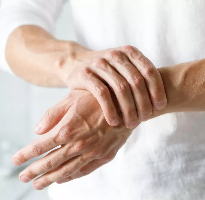 Persoon met hand en pols klachten. Behandelingen zijn mogelijk bij de Helene Schweitzer kliniek.