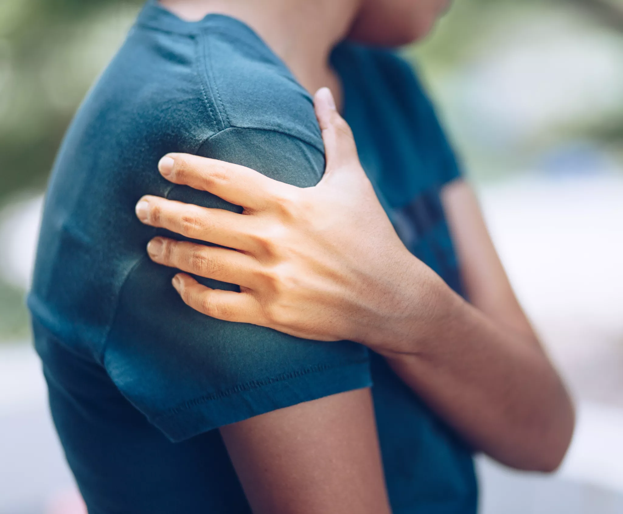 Persoon met schouderklachten en pijn. Bekijk behandelingen bij de Helene Schweitzer kliniek.