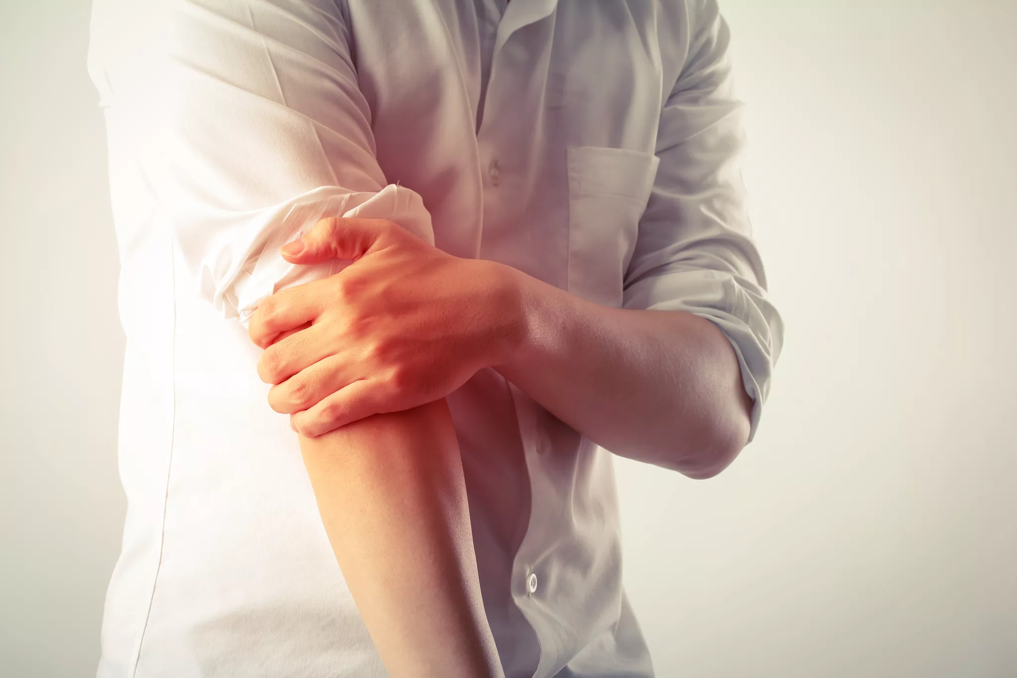 Persoon met golferselleboog - te behandelen bij de Helene Schweitzer kliniek.