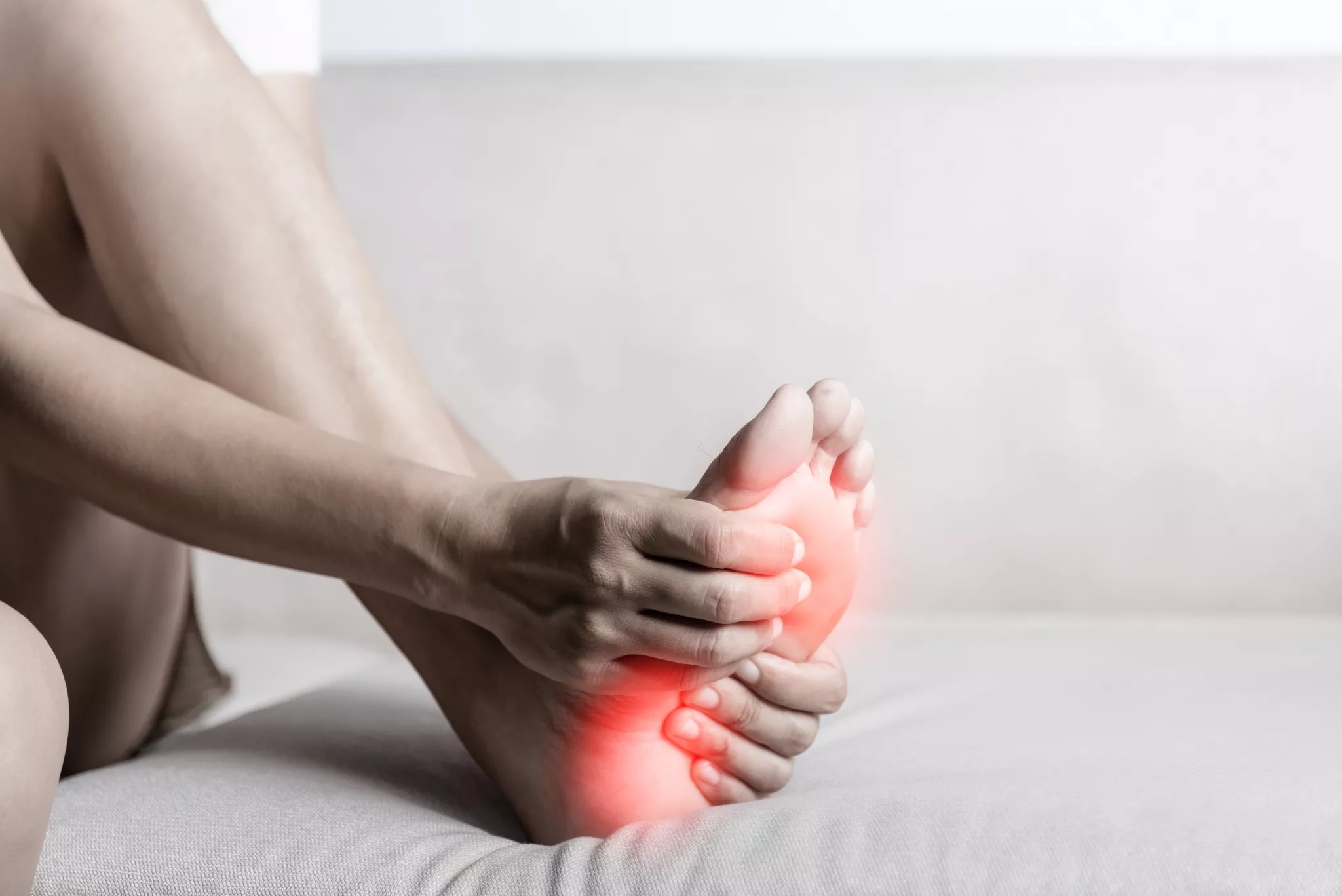 Persoon met zenuwpijn in voeten door diabetes. Diabetische neuropathie is te behandelen bij de Helene Schweitzer kliniek.