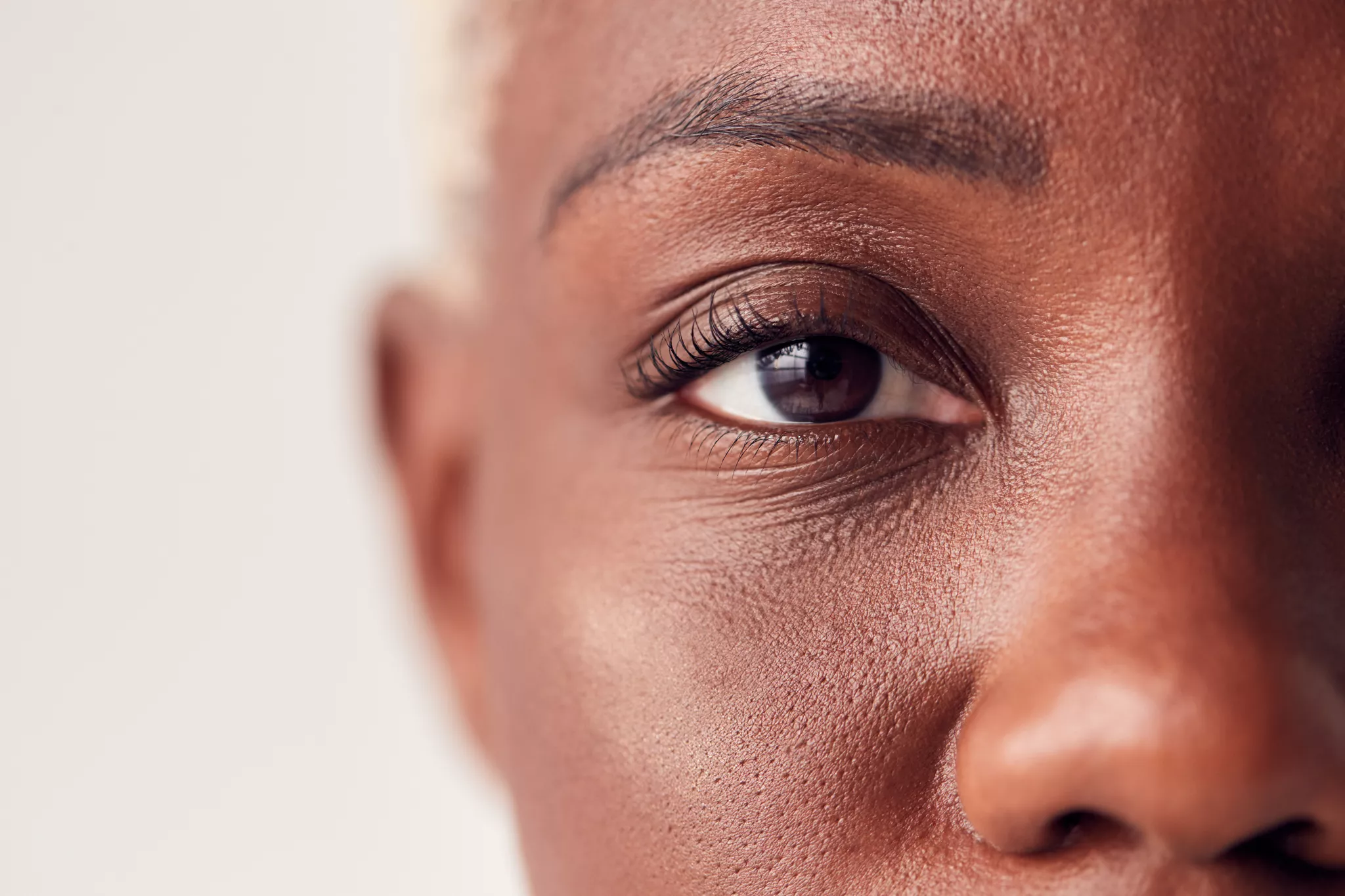 Man kijkt in lens. Behandelingen aan het oog zijn mogelijk in de Helene Schweitzer kliniek. Cataract, glaucoom, maculaproblemen, scheelzien.